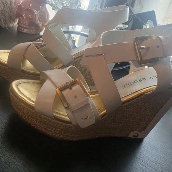 Audrey Brooke White Wedge Sandals with Gold Footbed - Picture 1 of 3